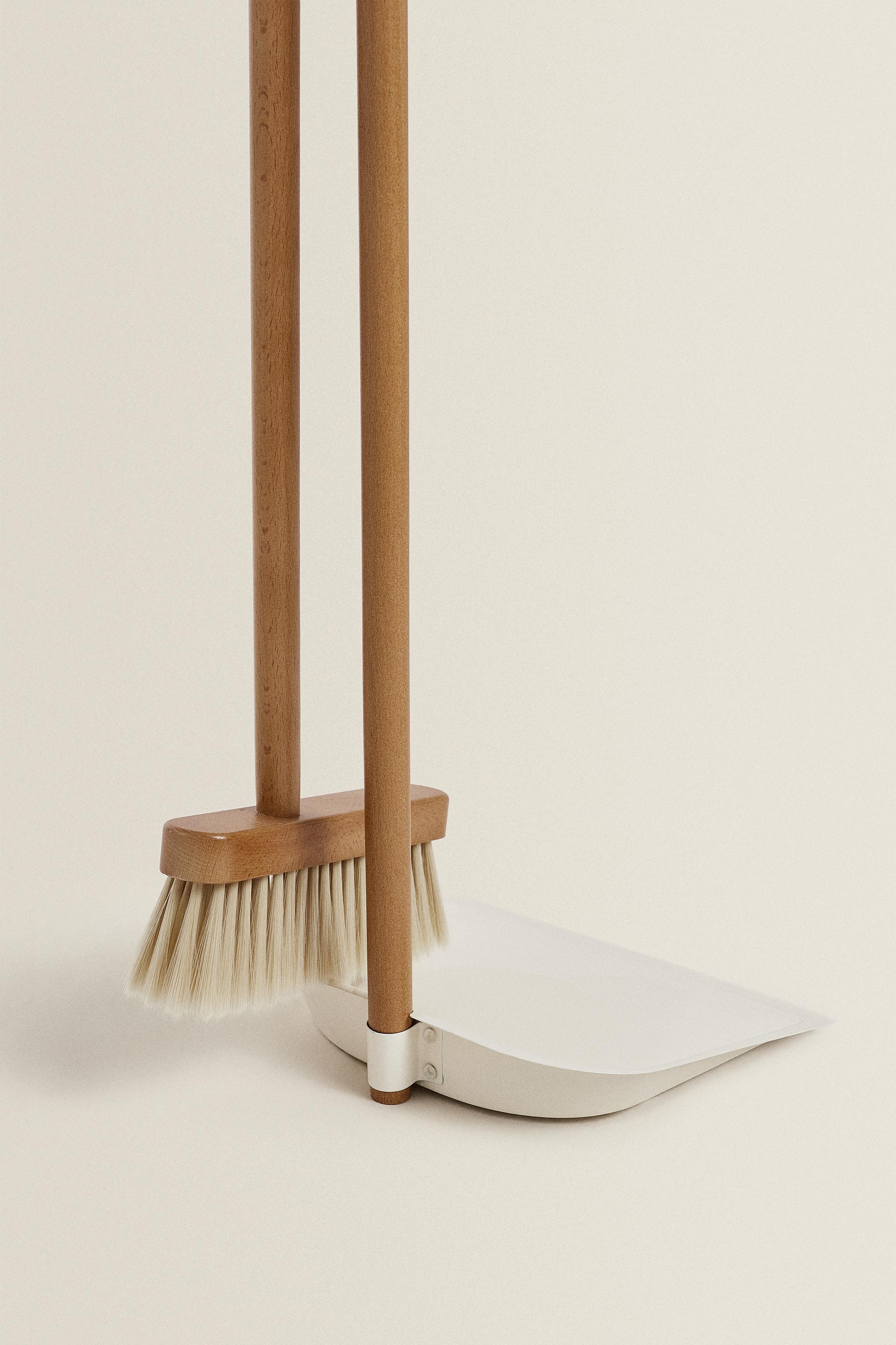 WOODEN DUSTPAN AND BRUSH SET